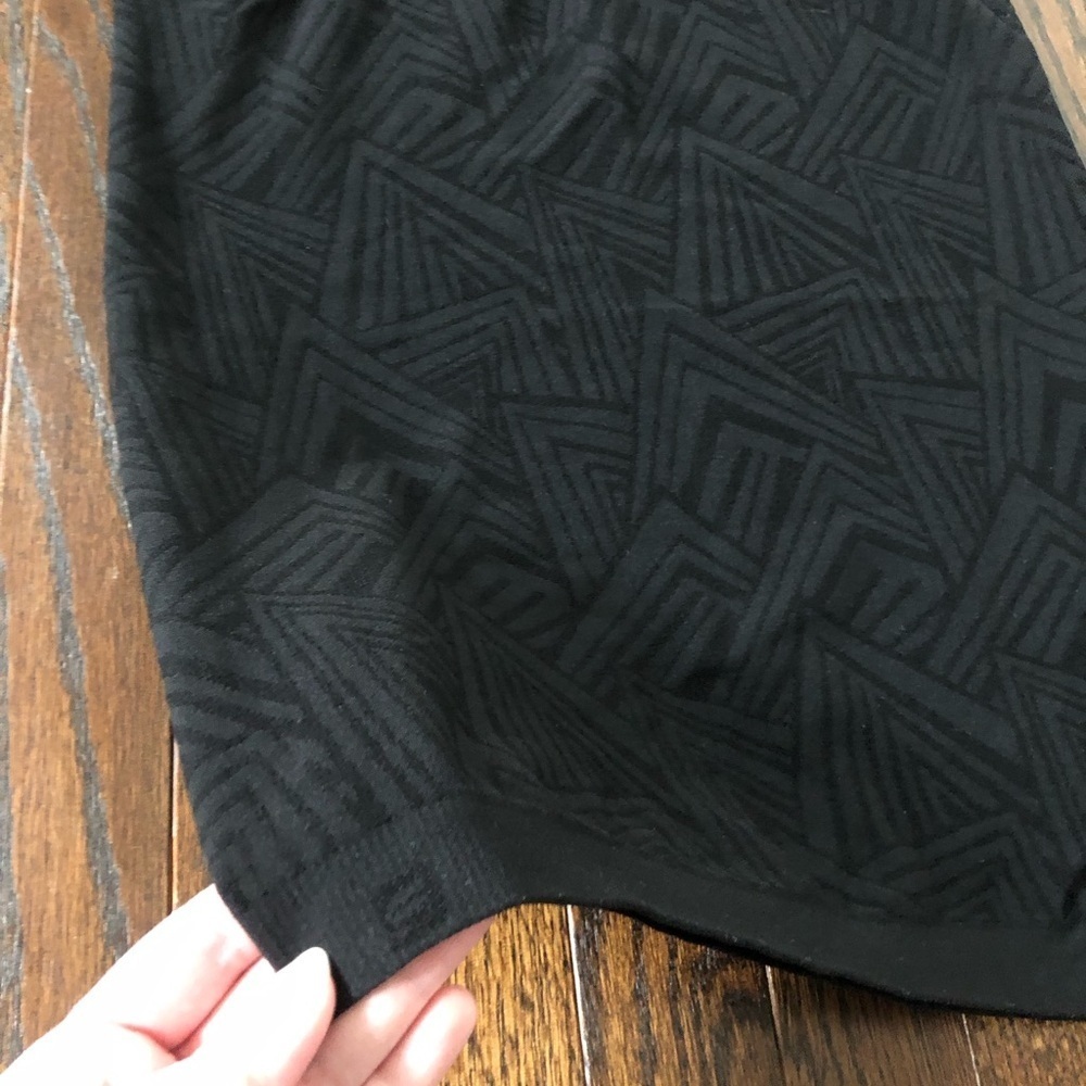 Fabletics Women’s S Olympus Seamless Razor Back Tank in Perfect Peak Black - EUC - Picture 9 of 9